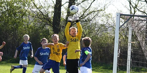 Drenge og piger til fodbold i mosen