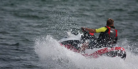 Let bølgeskvulp ved Egaa Marina