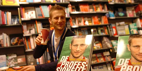Martin Jørgensen signerer sin bog