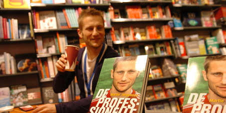 Martin Jørgensen signerer sin bog