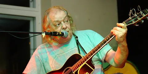 Stig Møller glæder folket på Gyngen