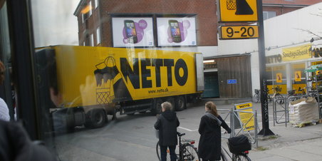 Netto-bil spærrer Silkeborgvej