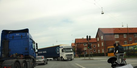 Bus på tværs i trafikken
