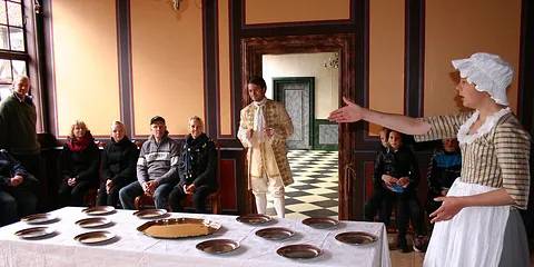 Før selskabet, Dramatisering i Den Gamle By