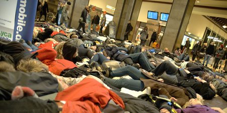 Unge tabes på gulvet