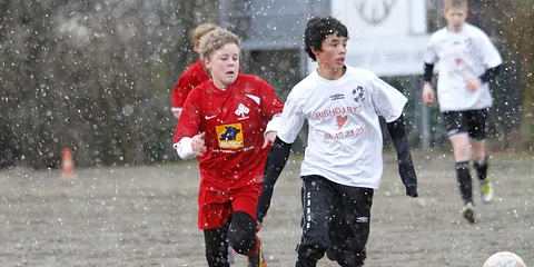 Græsset er grønt og bolden ruller igen.