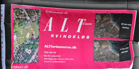 Kvindeløb omkring mindeparken