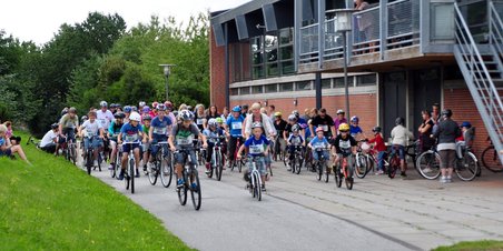 Familie Cykelløb i solskinsvejr