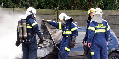Brand i bil midt på Grenåvej