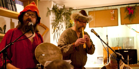 Krauka spiller til midvintersolhverv på Café Løve i Nørregade