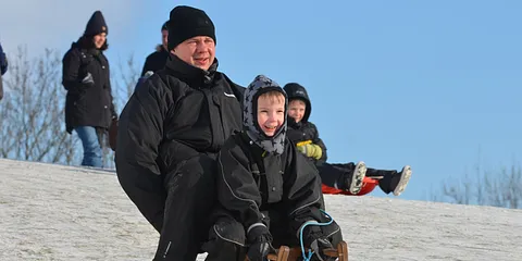 Sjov på kælkebakken ved Lystrup Kirke