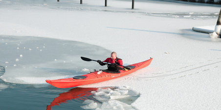 Motion, kajak, krigsskibe, is og solstrejf på en iskold mandag.