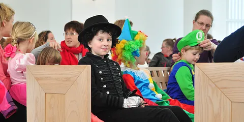 Lystrup Kirke: Fastelavns gudstjeneste og tøndeslagning.