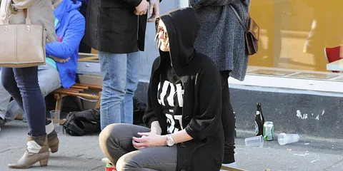 På kælk ud i solen med juletræet.