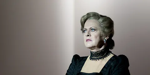 Bag Kulisserne og i sminkerummet på forestillingen Gengangere. Galleri 2