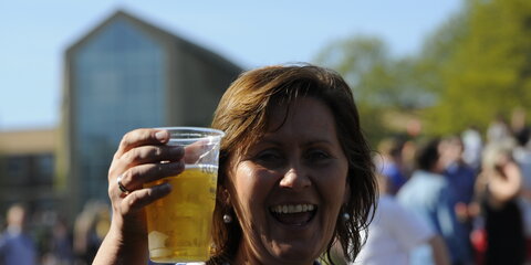Våde piger og drenge i universitetsparken 3. maj 2012