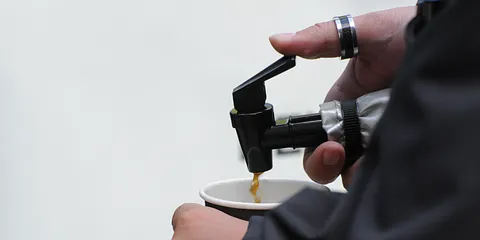 Ryk frem i vognen - chaufføren giver kaffe