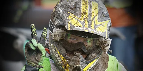 Cross bag hjelmen, på motorcyklen og blandt tilskuerne