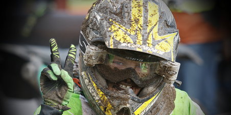 Cross bag hjelmen, på motorcyklen og blandt tilskuerne