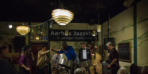 Hos Anders - Bordello Bedwarmers