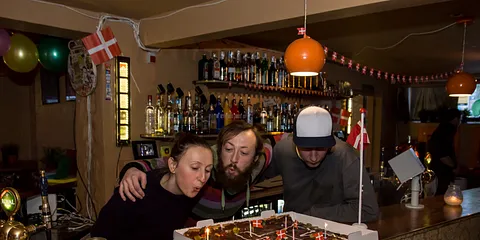 HeadQuarters - 2 år