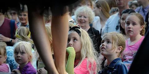 Dansesjov med Mads Vad foran Salling