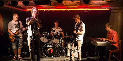 HeadQuarters - Vivid Lines