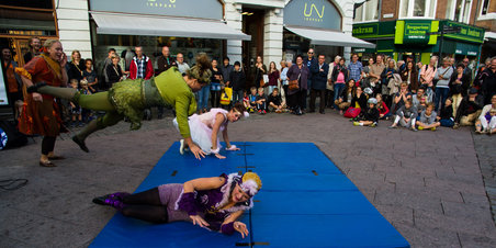 En tur på gaden, torsdag under festugen
