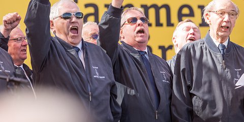 Røde og sorte faner på Tangkrogen 1. maj