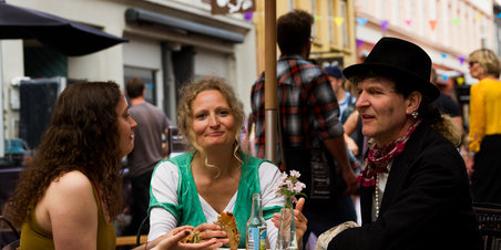 Lørdags sol over Vestergadefesten  