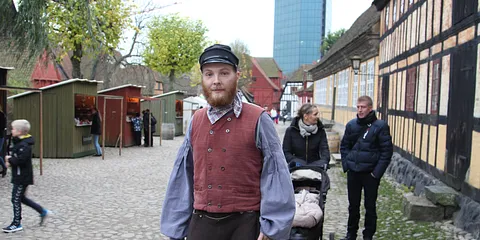 Den gamle by venter på sne 