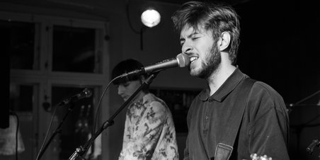 Fuzzpuck og Calico på Gyngen