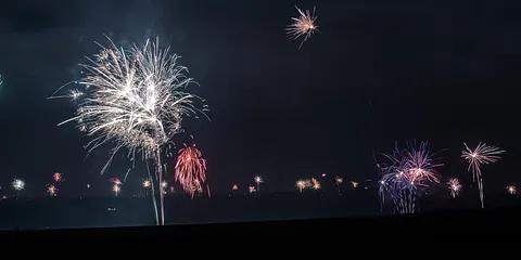 Fyrværkeri over Søften. Nytårsaften 2014-15