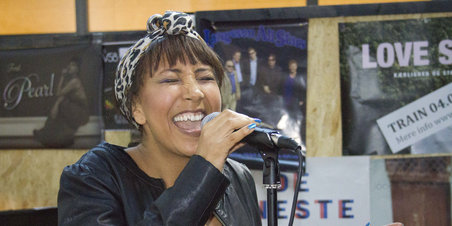 Plademesse og sangerinden Pearl på Godsbanen