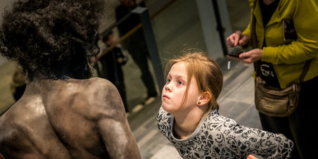 Glade børn og masker på MOMU