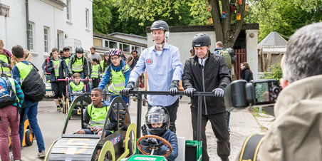 CRAA  sæbekasseløbet - HKH Prins Joachim leger med børnene