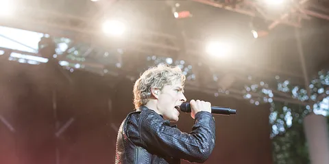 Christopher fik solen til at skinne på en regnfuld fed fredag i Friheden