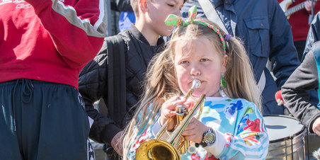 Røde faner på Rådhuspladsen