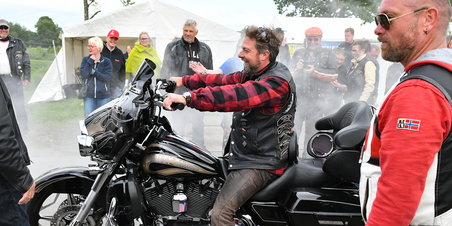 Tirsdag på Sølund Musik Festival. Store buldrende Harley maskiner åbnede for Festivalen.