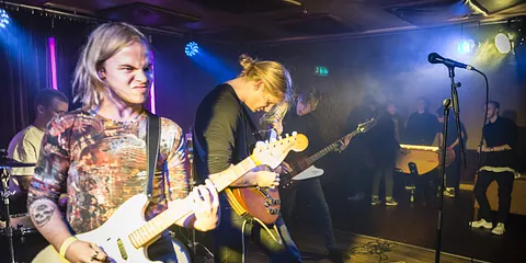 Release Party: Rolled Up Sleeves på HeadQuarters 