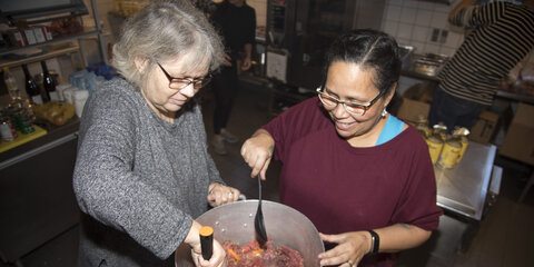 Hjemløses jul - klargøring til julefrokosten