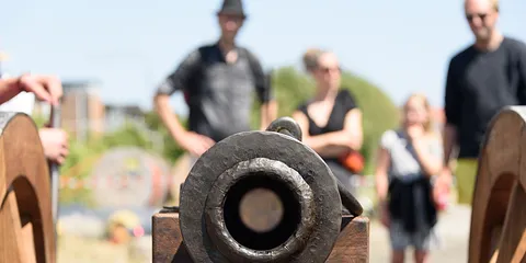 En stor kanon kom forbi