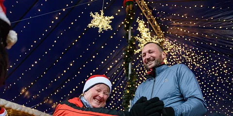 En kæmpestor familie var klædt ud til jul