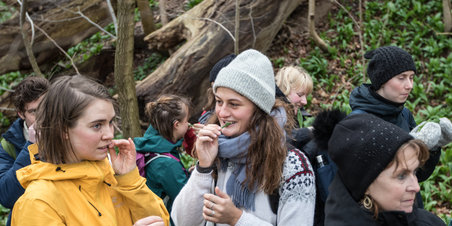 Fyldt ramsløg og brød over bål