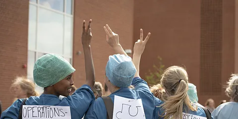 Menneskekæde rundt om AUH - sammen er vi stærke.