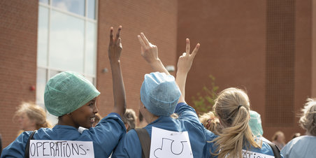 Menneskekæde rundt om AUH - sammen er vi stærke.