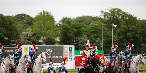 Gardehusarer på Jydsk Væddeløbsbane