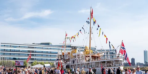Kongeskibene Norge og Dannebrog i Aarhus