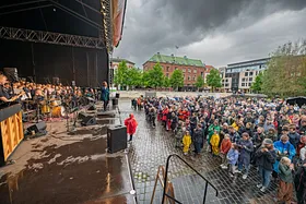 Gigantisk børnekor fyldte Bispetrov
