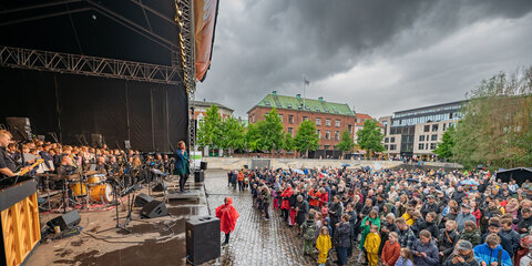 Gigantisk børnekor fyldte Bispetrov